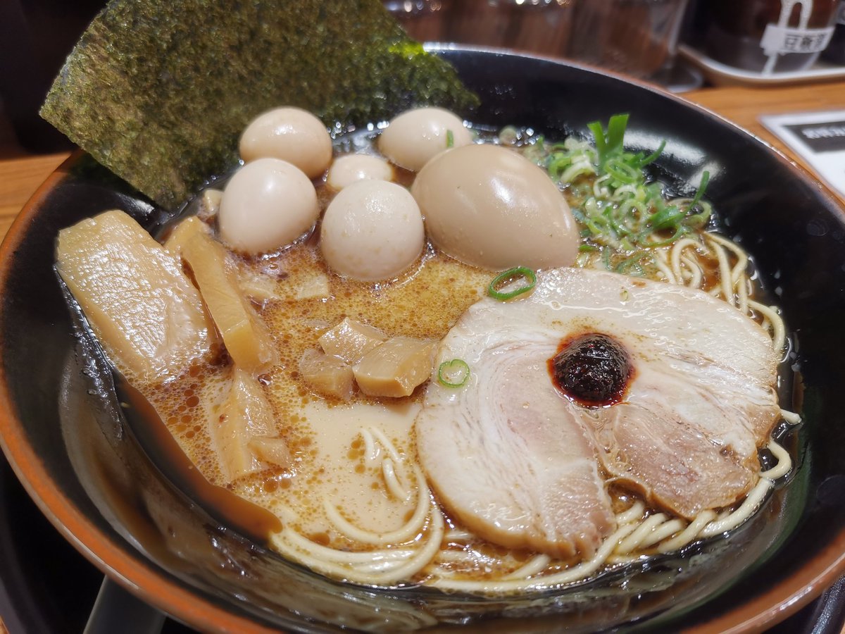 moscomuffy's tweet image. Tis a rainy day. Am trapped. Maybe go back in and order a drink.