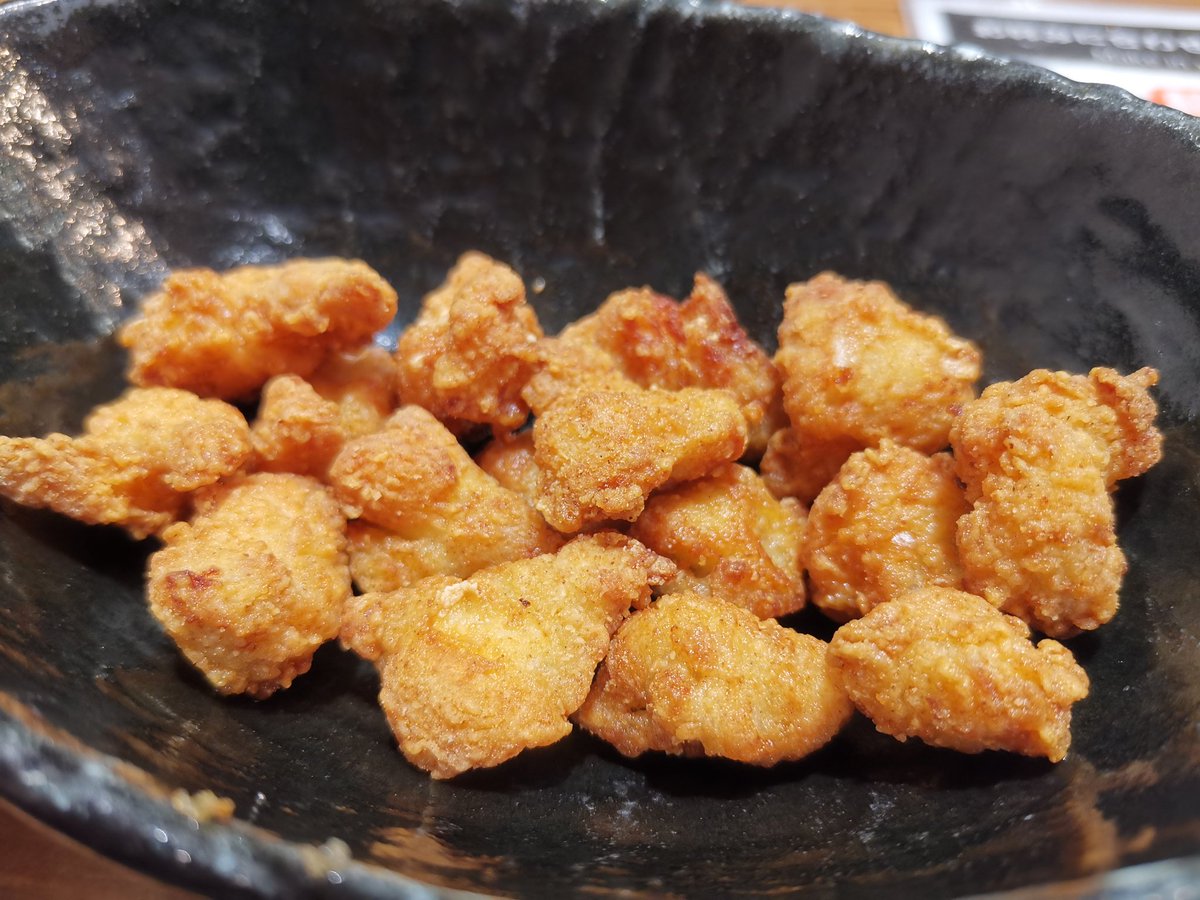 moscomuffy's tweet image. Tis a rainy day. Am trapped. Maybe go back in and order a drink.