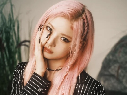 PopCrave's tweet photo. #YIREN of #EVERGLOW shares that her current pop culture obsession is Taylor Swift:

“Taylor Swift. I’ve been watching concert videos of Taylor Swift on TikTok, and I really want to go to her concert one day!”

🔗: https://t.co/mejic2iGZw https://t.co/EEfwUidxSq