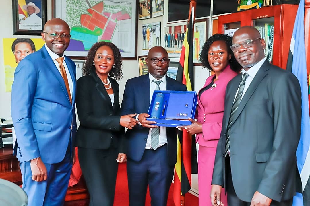 Utcl_ug's tweet photo. The @HonAniteEvelyn received a briefing on the #UTel Strategy and innovation plan as presented by #COO @MaggieLutwama and the Director
@TomSekatwe Incharge of Strategy and Innovations accompanied by the consultants @JSRConsulting #MakeEveryDayCount #NewDawn https://t.co/6kaiPiPJqu