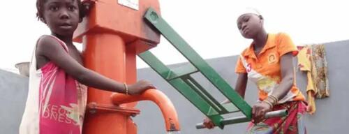 Orange installe des centres de santé dans des villages isolées d'Afrique: le taux de mortalité infantile chute de 85% limportant.fr/infos-le-choix… <a href="/orange/">Orange</a> #partenaire