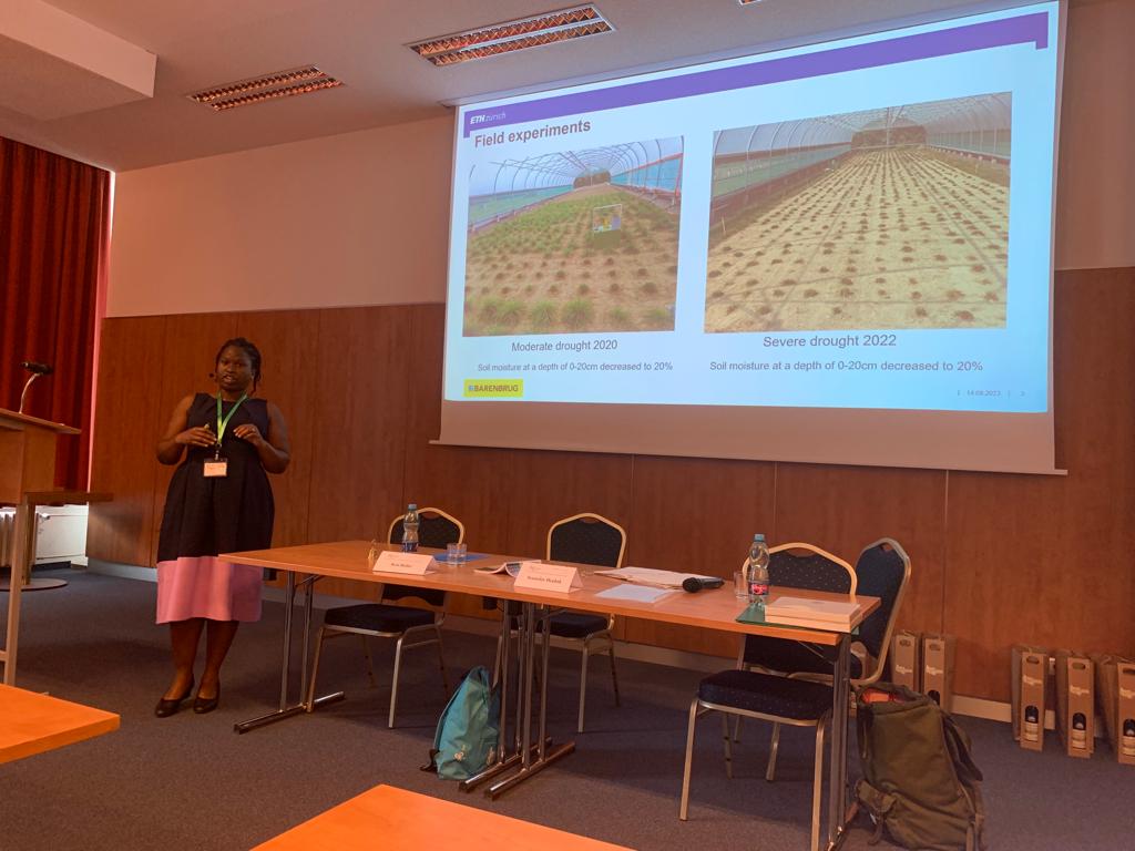 Mol. Plant Breeding (@molecplantbreed) on Twitter photo <a href="/MolecPlantBreed/">Mol. Plant Breeding</a> doctoral student <a href="/ReahTeri/">Reah Gonzales</a> presents the divergent responses of perennial #ryegrass and tall #fescue to #drought stress at #EUCARPIA β a nice and successful research collaboration with <a href="/BarenbrugGroup/">Barenbrug</a> to develop solutions to the global challenges of today. <a href="/MolecPlantBreed/">Mol. Plant Breeding</a> doctoral student <a href="/ReahTeri/">Reah Gonzales</a> presents the divergent responses of perennial #ryegrass and tall #fescue to #drought stress at #EUCARPIA β a nice and successful research collaboration with <a href="/BarenbrugGroup/">Barenbrug</a> to develop solutions to the global challenges of today.