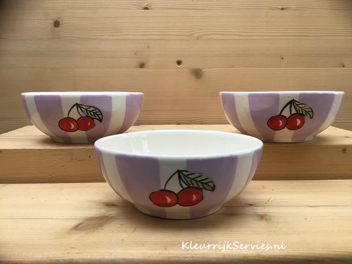 Smulpakketten's tweet photo. Van de nieuwe fruity serie van @kleurrijkservies zie je op de foto's enkele items van kersen of cerise serie. Schaaltjes / bordjes van 10 cm, 15 cm en 20 cm in coquille uitvoering en schaaltjes van 12 cm. Mooi op tafel. Ook te koop bij @bonmarie_nuenen #kleurrijkservies https://t.co/e2OO1Yt2uO