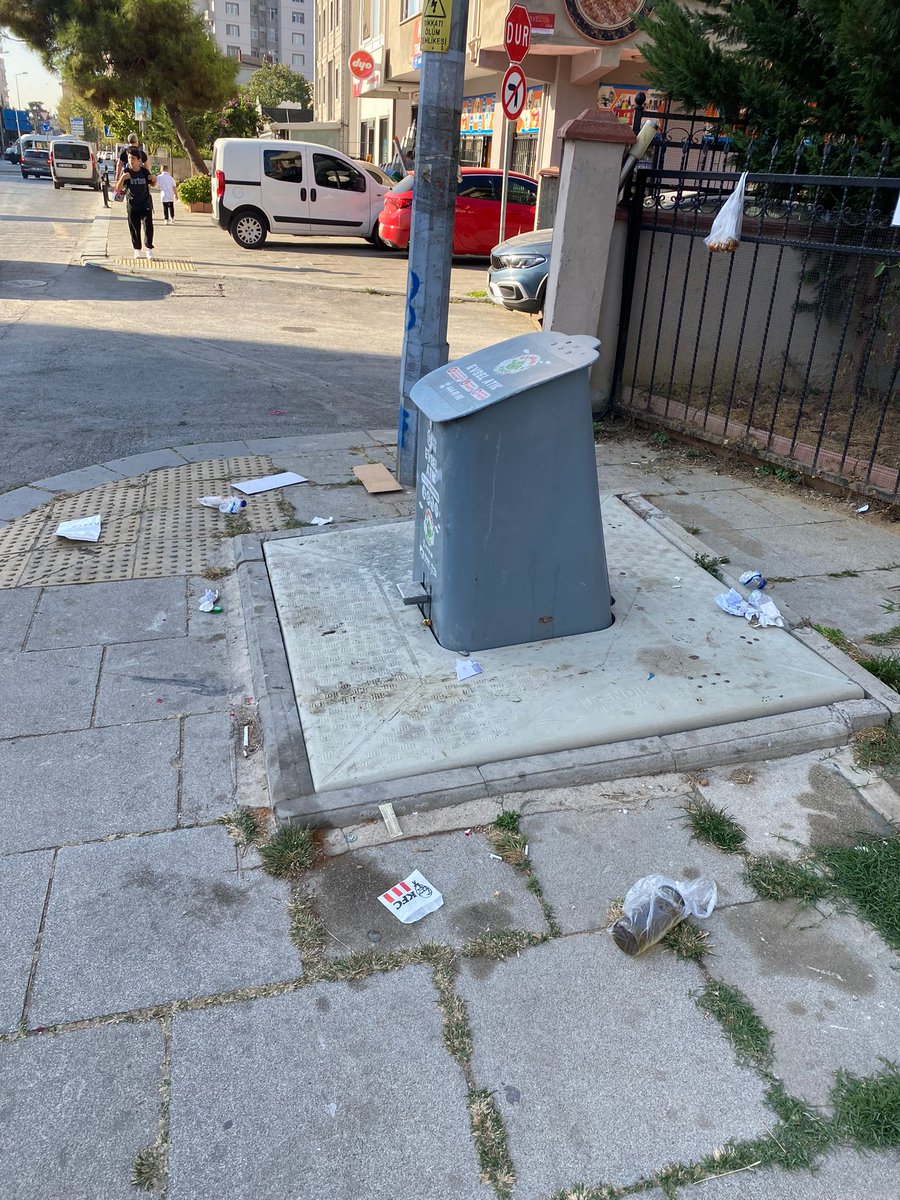 spaker34's tweet photo. malesef ki hemen hemen her gün bu manzarayla karşılaşıyoruz temizlik ve çöp hizmeti tam anlamıyla karşılanmıyor yetkililere duyuruyorum lütfen bir an önce el atılsın kötü koku yayılıyor etrafa @ahmetcinpendik @Pendik_Belediye @pendikduysun https://t.co/fPioOehxVt