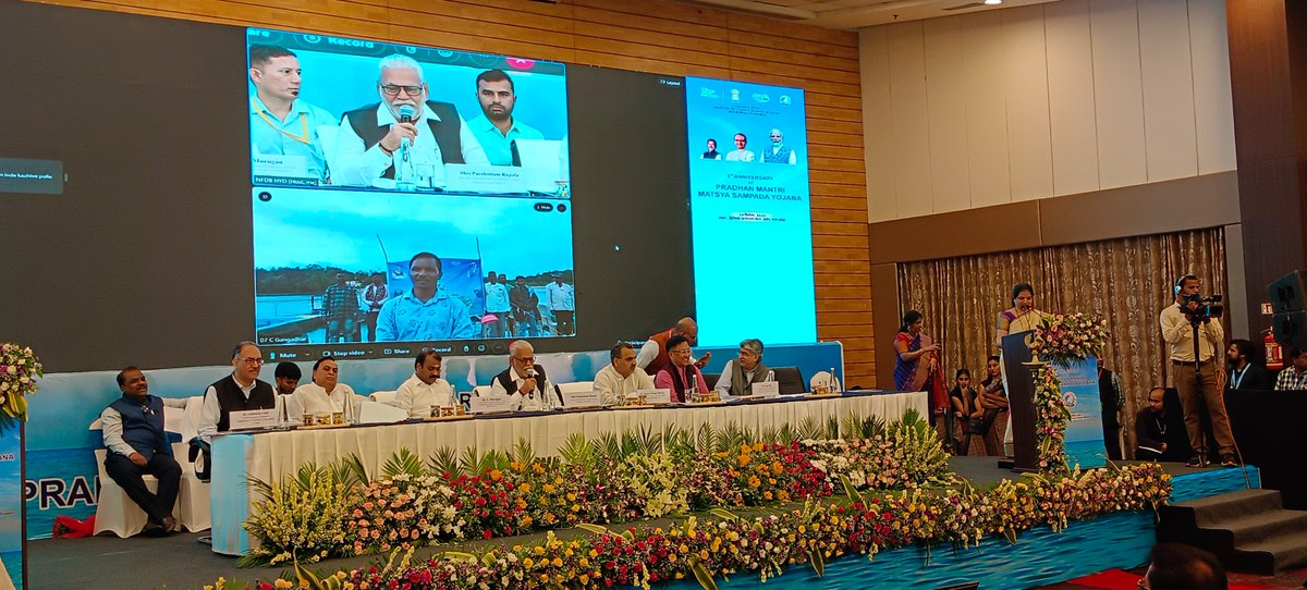 FisheriesGoI's tweet photo. During the 3rd Anniversary of PMMSY Celebration, Shri Parshottam Rupala Hon'ble Minister of Fisheries, Animal Husbandry and Dairying interacted with PMMSY beneficiaries through VC at Indore, Madhya Pradesh. #3YearsofPMMSY #PMMSY https://t.co/kB4TBER7ZS