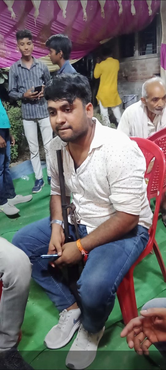 Ramoffice2's tweet photo. उत्तर प्रदेश में कानून व्यवस्था मौन, खुलेआम हो रहा है असलहा प्रदर्शन,
सोशल साइट का कब लिया जाएगा संज्ञान? कब वर्ती जाएगी सख्ती ?
असलहा प्रदर्शन पर कब लगेगा अंकुश,? असलहा का प्रदर्शन करते युवक का फोटो हुआ वायरल, गोरखपुर कैंट थाना क्षेत्र का है मामला https://t.co/qoUAFH4CFh