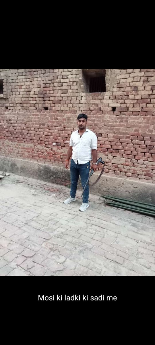 Ramoffice2's tweet photo. उत्तर प्रदेश में कानून व्यवस्था मौन, खुलेआम हो रहा है असलहा प्रदर्शन,
सोशल साइट का कब लिया जाएगा संज्ञान? कब वर्ती जाएगी सख्ती ?
असलहा प्रदर्शन पर कब लगेगा अंकुश,? असलहा का प्रदर्शन करते युवक का फोटो हुआ वायरल, गोरखपुर कैंट थाना क्षेत्र का है मामला https://t.co/qoUAFH4CFh