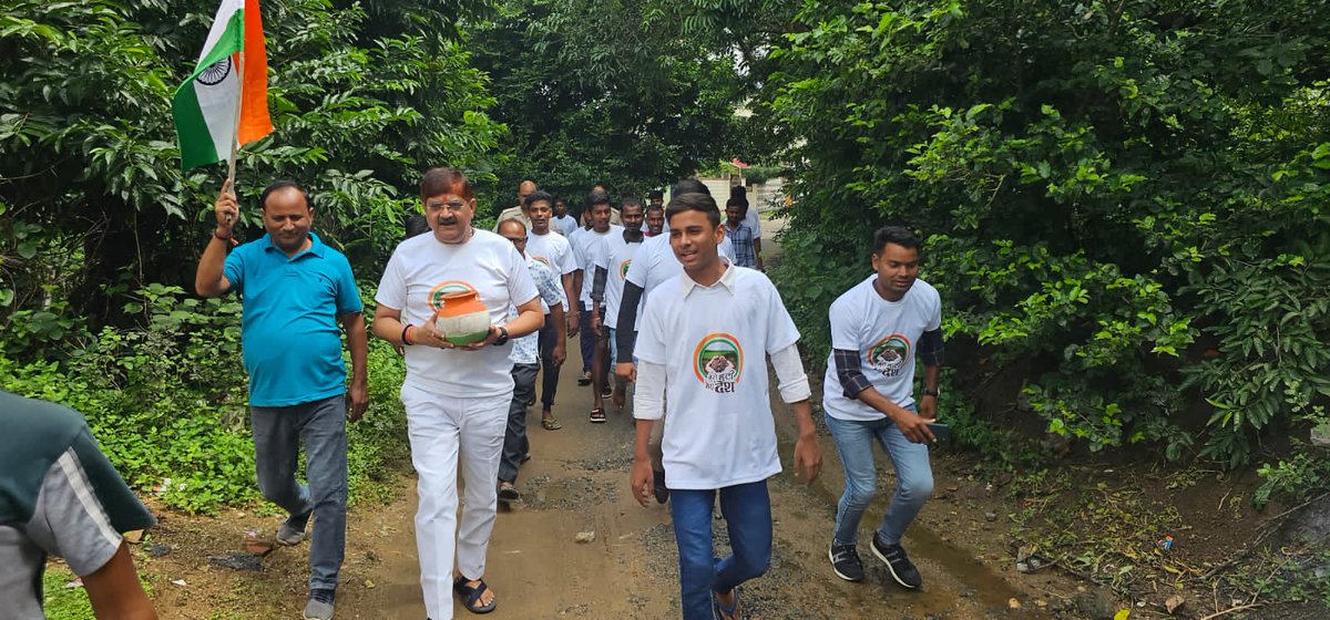 YuvaDhanbad's tweet photo. नेहरू युवा केंद्र धनबाद द्वारा माननीय धनबाद विधायक श्री राज सिन्हा जी की उपस्थिति में "मेरी माटी-मेरा देश" कार्यक्रम के अंतर्गत सुगियाडीह में मिट्टी एकत्रीकरण करते हुए अमृत कलश यात्रा का आयोजन किया गया। #MeriMaatiMeraDesh @Nyksindia @YASMinistry @ianuragthakur @NITKM2021 https://t.co/X60BXp4MVh