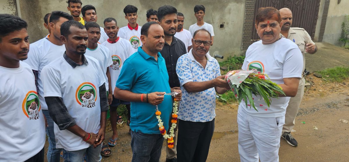 YuvaDhanbad's tweet photo. नेहरू युवा केंद्र धनबाद द्वारा माननीय धनबाद विधायक श्री राज सिन्हा जी की उपस्थिति में "मेरी माटी-मेरा देश" कार्यक्रम के अंतर्गत सुगियाडीह में मिट्टी एकत्रीकरण करते हुए अमृत कलश यात्रा का आयोजन किया गया। #MeriMaatiMeraDesh @Nyksindia @YASMinistry @ianuragthakur @NITKM2021 https://t.co/X60BXp4MVh