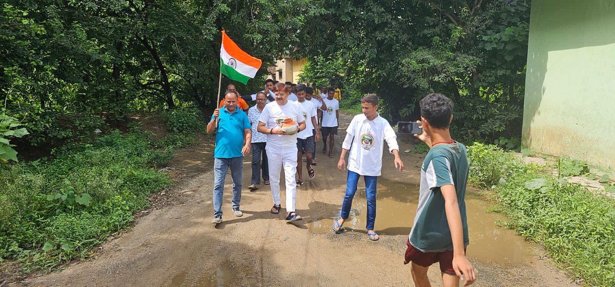 YuvaDhanbad's tweet photo. नेहरू युवा केंद्र धनबाद द्वारा माननीय धनबाद विधायक श्री राज सिन्हा जी की उपस्थिति में "मेरी माटी-मेरा देश" कार्यक्रम के अंतर्गत सुगियाडीह में मिट्टी एकत्रीकरण करते हुए अमृत कलश यात्रा का आयोजन किया गया। #MeriMaatiMeraDesh @Nyksindia @YASMinistry @ianuragthakur @NITKM2021 https://t.co/X60BXp4MVh