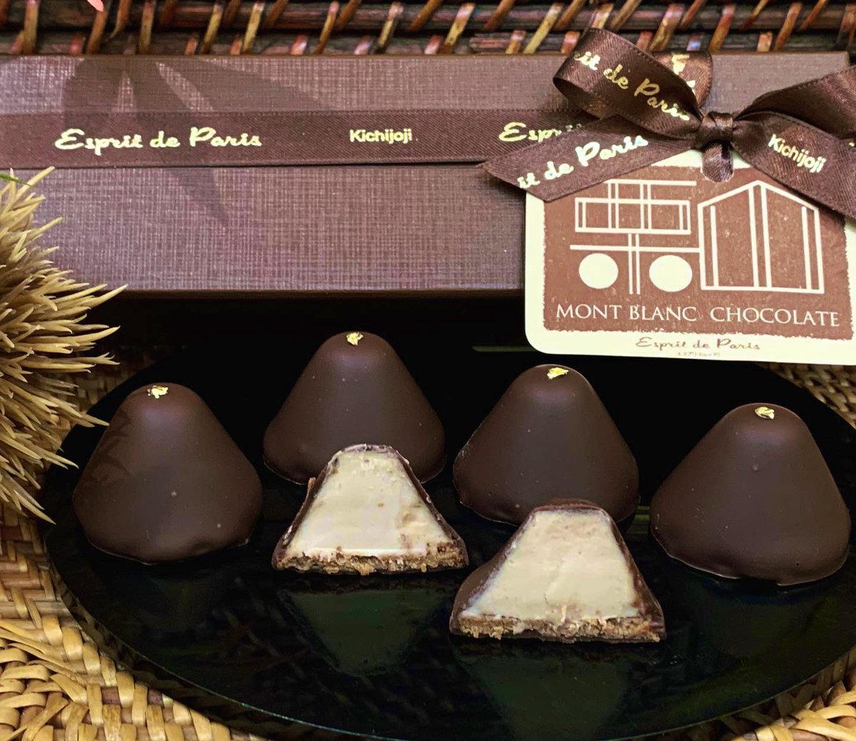 新商品
季節限定チョコレート
『栗山』

くちどけなめらかなクリームチョコが
栗の存在感を引き立たせます。
山型の頂上には金箔をあしらい、
季節の手土産としても最適です！

栗好きさんはぜひ🌰❤️

#チョコレート #新作 #栗 #秋スイーツ