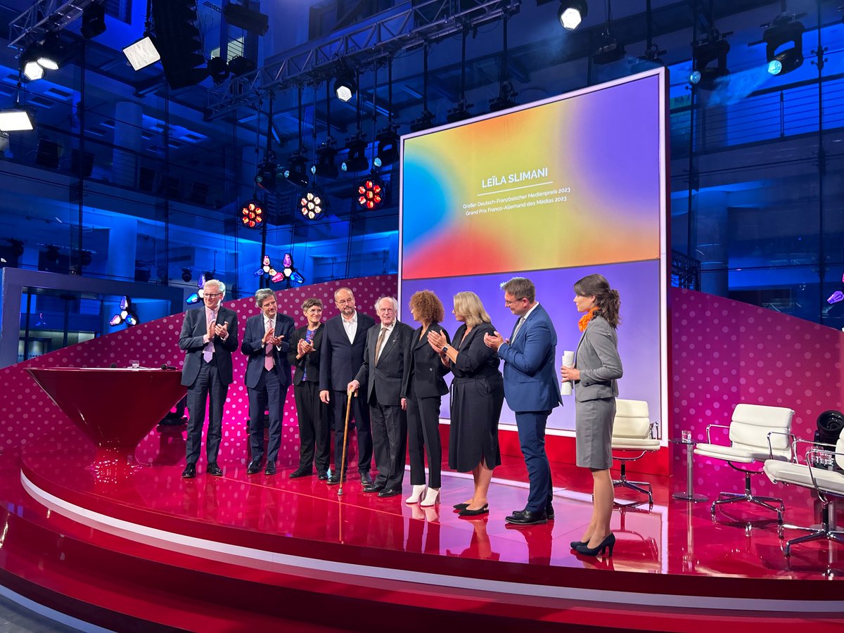 TobiasBtow's tweet photo. Ein Ereignis. Dank poetischer Moderation @nminkmar , flammenden Plädoyers für Pressefreiheit in 🇪🇺🌍 @Amb_Delattre &amp; die Kraft des 🇫🇷🇩🇪🇪🇺 @AnkeRehlinger @AnnaLuehrmann und atemraubenden Preisträger:innen. Mögen viele junge Menschen die Meister:Innenstücke lesen, sehen &amp; hören. https://t.co/G1bSqqoYPV