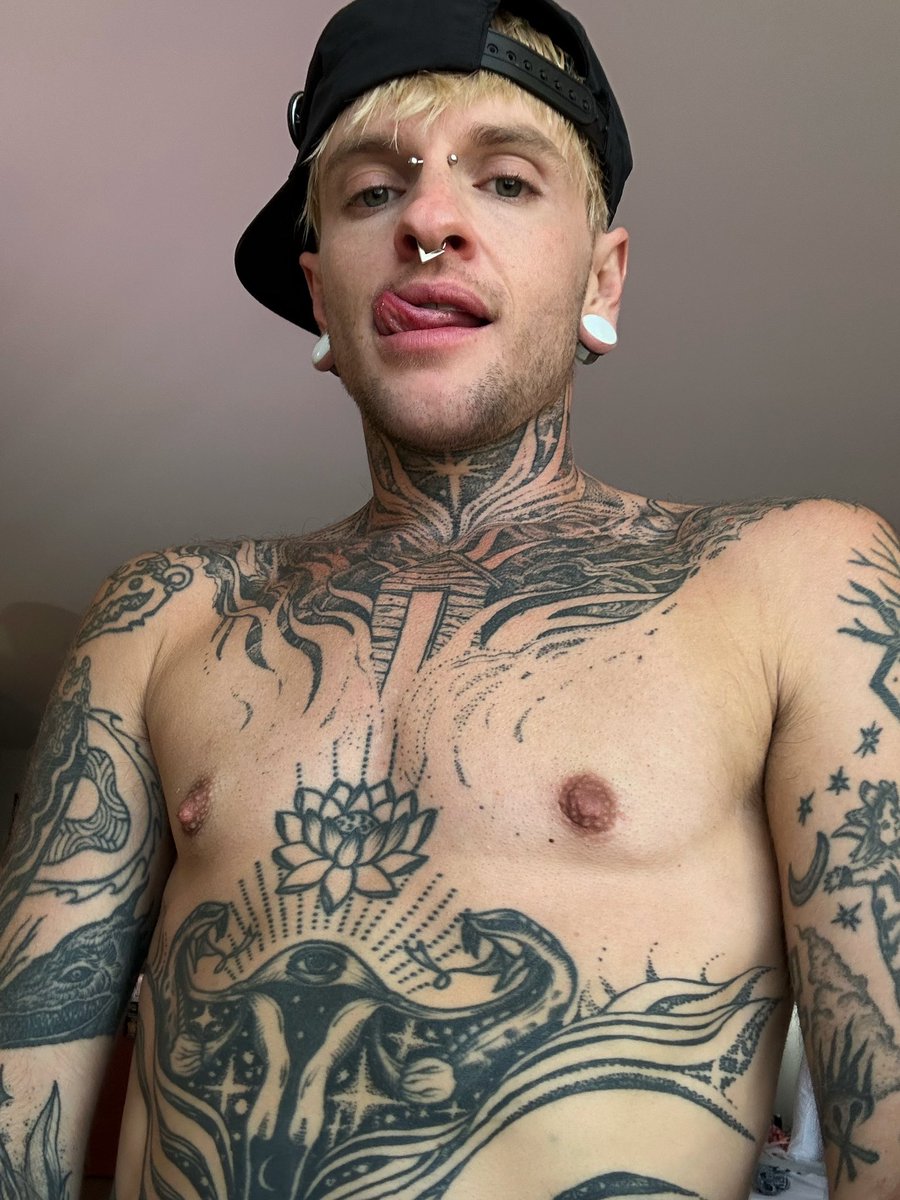 Wanna kiss, bro? 💕