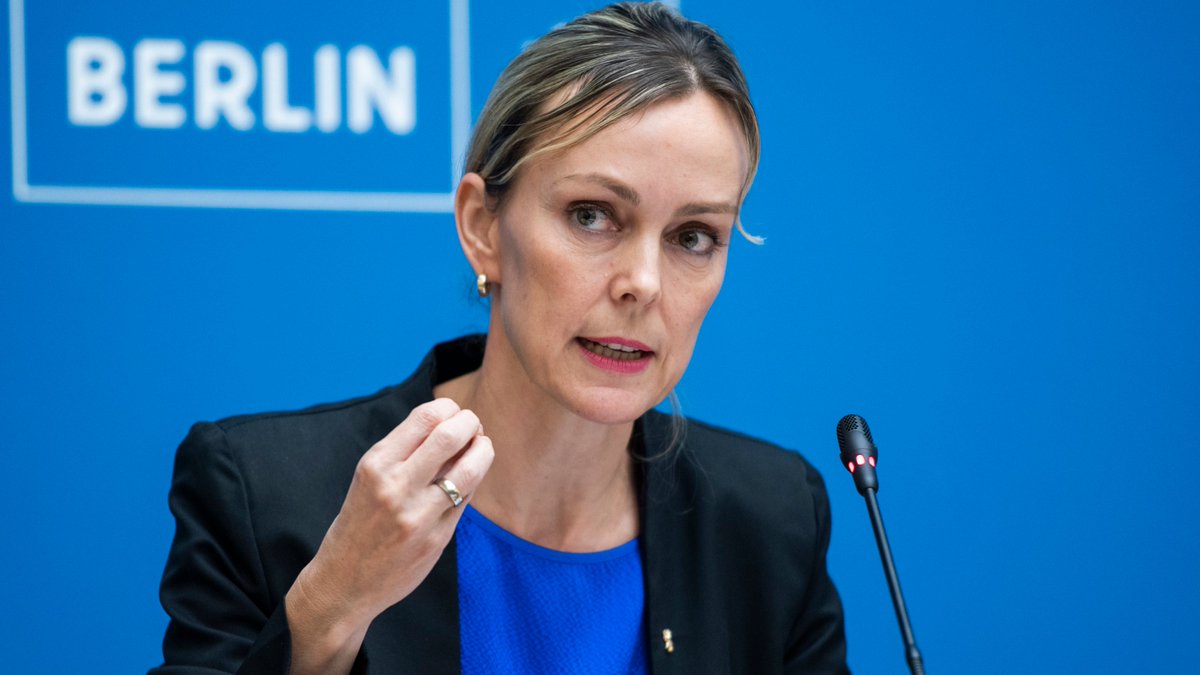 TspCheckpoint's tweet photo. Energiewende-Bremserin soll Abteilung Mobilität leiten: Senatsverkehrsverwaltung stoppte Besetzungsverfahren und passte die Ausschreibung an den entscheidenen Stellen an
https://t.co/RzsA3R6Ew6 https://t.co/mJdS8kdNmU