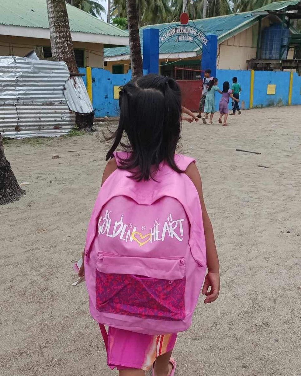 KissEdGoldHeart's tweet photo. Our #KissEdGoldenHeart babies mowdelling our backpacks in the beach walk 😍😂

Maraming Salamat Marabon Elementary School for the snaps. 😘
Walang paglagyan sa saya ang aming mga ginintuang puso na makitang nagagamit sa kanyang kaukulan ang aming mga pinagpaguran. ♥️

#KissEd https://t.co/XmZH5KaLpF