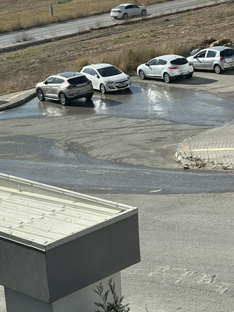 Dün sabah erken saatlerde başlayan ve kaçıncıya arıza kaydı bırakılmış olmasına rağmen müdahale edilmeyen su borusu patlağında gelinen son nokta. Daha fazla su israfı olmadan gerekli müdahale ivedilikle yapılır umarım 🙏🏻