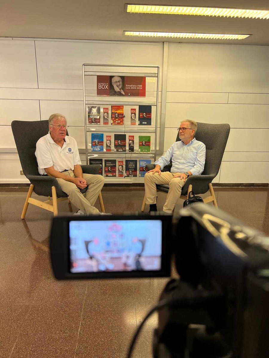 FME_UPC's tweet photo. 🔝Inaugurat el Curs Box FME 2023-2024! 🎬L'estrena del plafó "BoxQuotes", 📌la presentació de la nova web dedicada a l'estadístic George E.P. Box 👉i la conferència de Geoff Vining (amb la sala plena a vessar) han donat el tret de sortida al #CursBoxFME. https://t.co/MW4BzhAicL