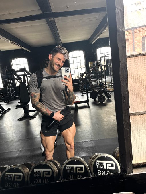 Happy Friday amazing people I hope you have a great day 🖤💪🏻 https://t.co/ozne0wd5wk