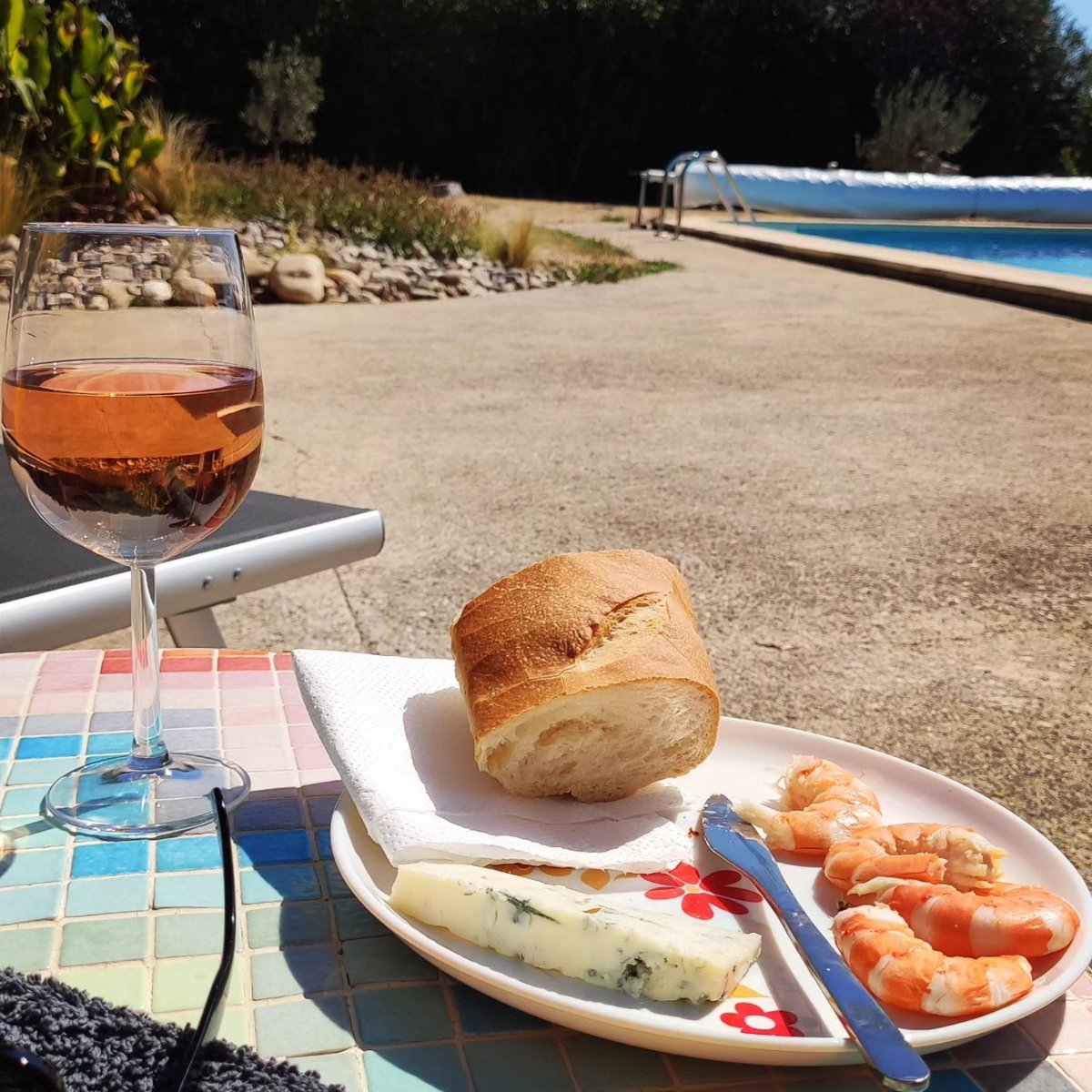 ABarrettBoy's tweet photo. Guess I've booked worse holiday cottages. #LazyPoolDays (1/2) https://t.co/N4ShCfT0SI