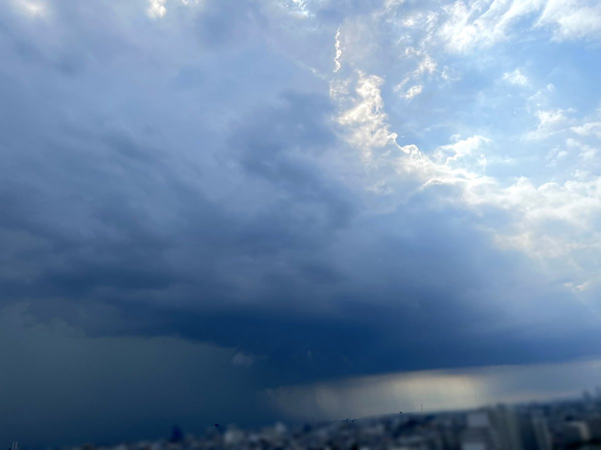 tarusuke_beam's tweet photo. 遠くの雷雨に向かって次の現場へ。
⛈️うひー https://t.co/xewhpoJ5S9