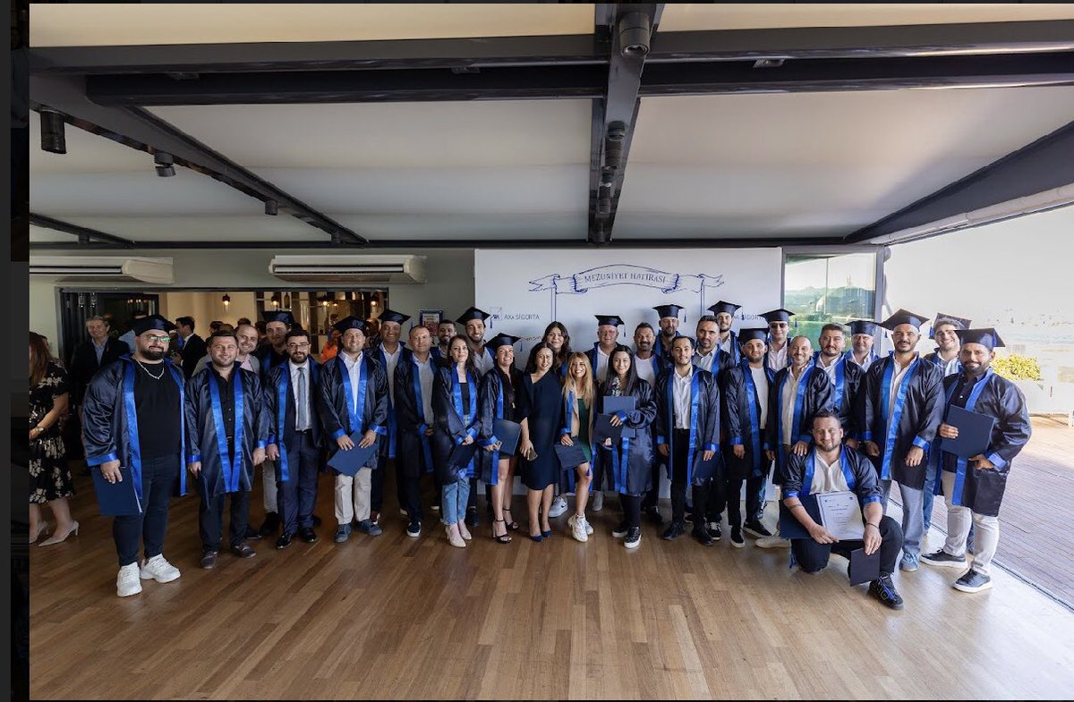 Axa Sigorta, 2022-2023 3. Donem Gelecek Fakultesinde bulunan genc acentelerimizi mezun ettik.  Boğaziçi Üniversitesi Yasam Boyu Eğitim Merkezi isbirligi ile hazirlanan egitim programlarinda acentelerimizi geleceğe hazırlıyoruz.