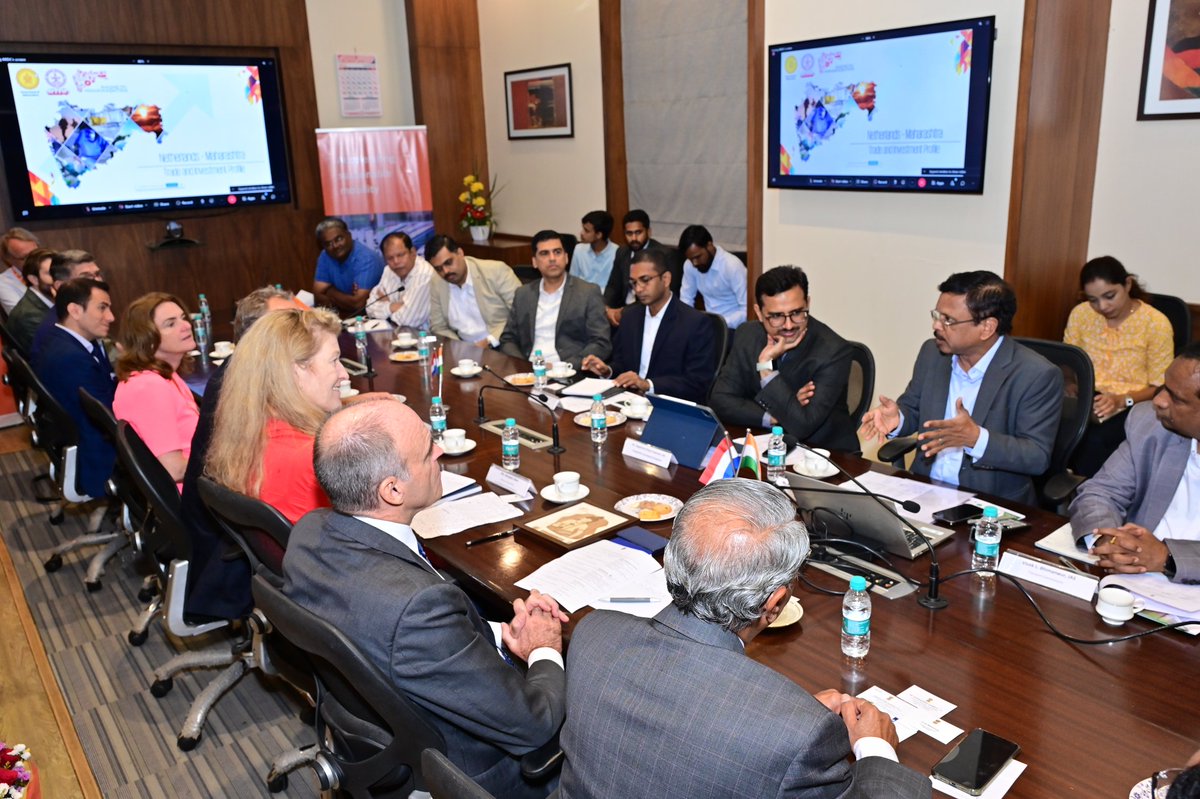 CG of Kingdom of Netherlands &amp; GOM organised roundtable on sustainable mobility for promoting EV sector with Dr H Kamble-PSec, <a href="/dskushwah_singh/">Deependra Singh Kushwah</a> DC Ind, HE <a href="/BartdeJong10/">Bart de Jong</a> CG NL,<a href="/WampieLibon/">Wampie Libon</a> Director-Int Enterprise Dpt, @BaertdeBreyBart Chief Int Officer Elaad &amp; other officials