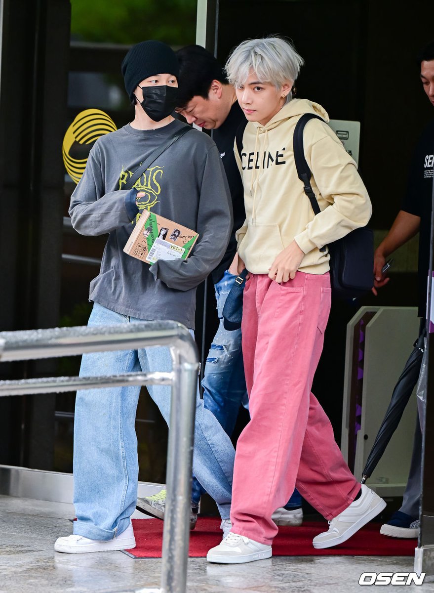 JMLOVEMODE's tweet photo. 230915 #V &amp; #JIMIN 뮤직뱅크 출퇴근 기사 사진  (1) https://t.co/9xCs1t61Eb