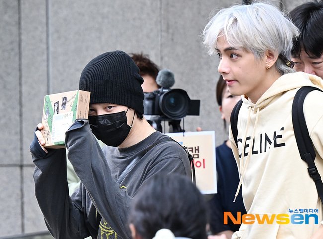 230915 #V &amp; #JIMIN 뮤직뱅크 출퇴근 기사 사진  (1)