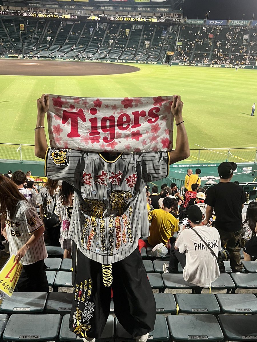 shuma_t2000's tweet photo. タイガースついに優勝‼️
今年はずっとアレアレと言い続けてやっとこの日を迎えることができました！
この瞬間を現地で見れたことに感謝しかないです😭この18年間信じて応援し続けてほんまによかった！
シーズンはまだ残り少しあるけど気抜かずタイトル狙って戦い続けましょ！ https://t.co/Obe03tXhmI