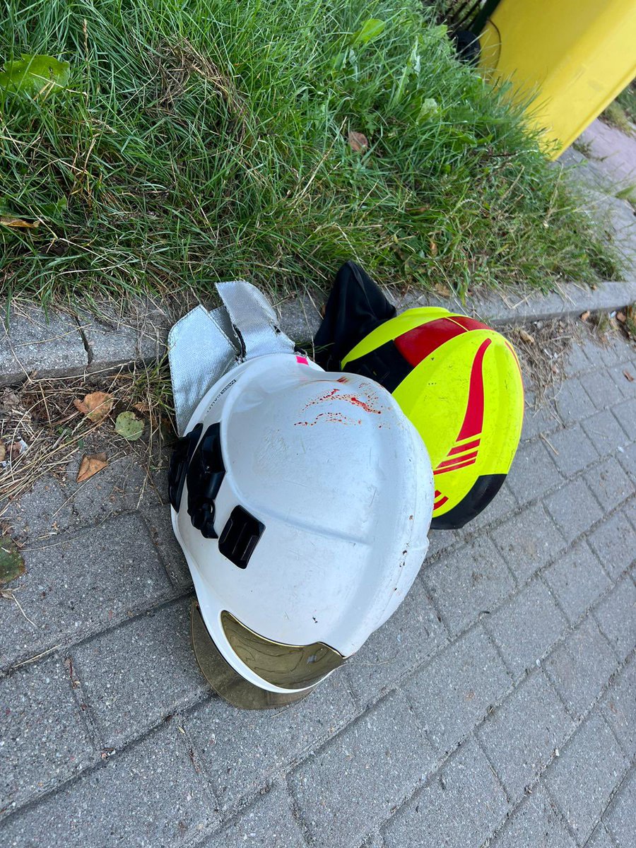 ABartkowiak_PSP's tweet photo. 🕯👨‍🚒😢Z ogromnym smutkiem przyjąłem inf. o tragicznym wypadku druhów OSP Żukowo, w którym zginęło dwoje druhów. Składam kondolencje i wyrazy współczucia.
Proszę, dziś o godz. 18.00 we wszystkich jednostkach #PSP i #OSP, oddajmy hołd śp. druhnie Karolinie i druhowi Łukaszowi 🖤 https://t.co/NkUZCQwh9H