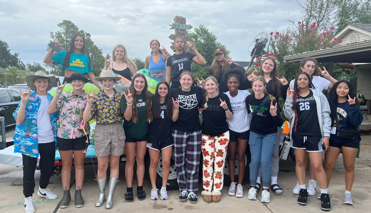 NormanNorth_GB's tweet photo. BEST part about *Homecoming*? 
School spirit and Family 💚🐺🩶
@SelehHarmon @2025Watkins @audreybertman @whitney_ann11

#BetterTogether https://t.co/P2sFxJ8V9H