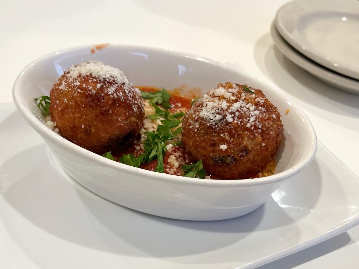 HbgRestWeek's tweet image. Pictured:
▫️ Strawberry Burrata Salad
▫️ Bloody Mary Langoustine
▫️ Amaretto Affogato
▫️ Pasta Alla Zozzona
▫️ Tres Leches Cake with Strawberry Compote
▫️ Arancini 
Reservations are recommended for Pastorante. Restaurant Week continues until Sept. 22. 🍽️ #LoveHBG