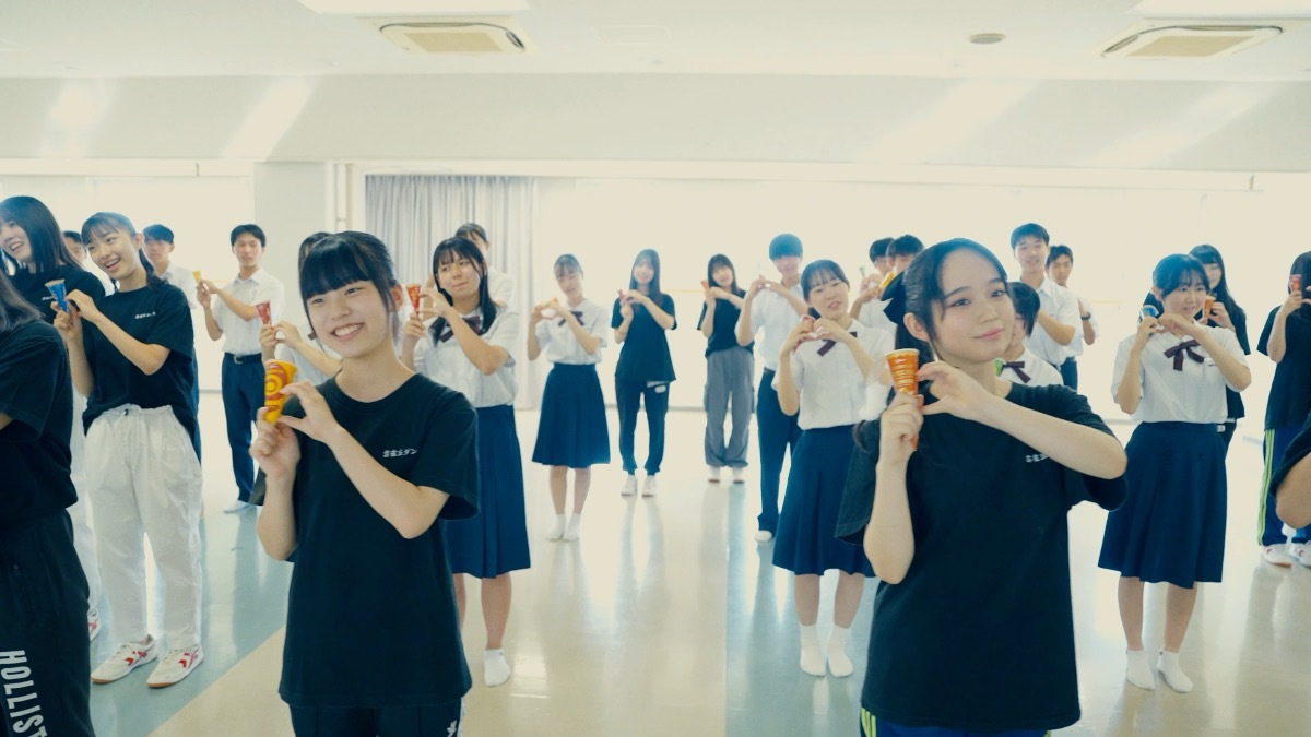 17iceJP's tweet photo. 📢＜#17ROCK ニュース🎶

🎥「振り付け完成」篇はご覧いただけましたか❓
#雲雀丘学園高等学校 ダンス同好会の皆さんが考えた振り付けをみんなで練習中💃🕺✨

#17アイス を使った振り付けがかわいい😆❣️
※商品パッケージを使用して練習しています。

https://t.co/LrowkEOtET

#セブンティーンアイス https://t.co/ilUA5hesx4