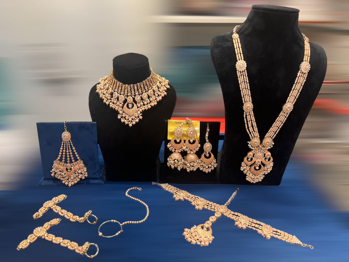 Premium Quality Kundan 
GOLD PLATED FULL BRIDAL SET 

NECKLACE 
EARRINGS 
RANI HAAR
TIKKA
PANJAY 
MATHAPATTI + TIKKA
NATH 

More designs avbl
#hiracollections #bridalcollection #weddingjewelleryset #bridaljewellery #kundanjewellery #goldplated #haathphool #mathapatti #raanihaar