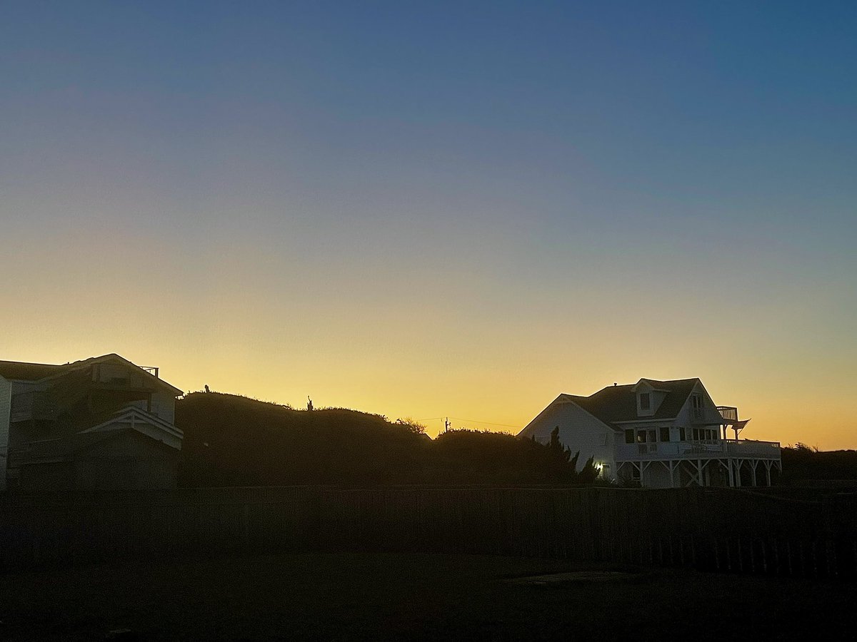 liz_veeuh's tweet photo. #sunset views over #beachhouses after the #windy #eveningwalk on the #beach (3/3)

#beachwalk #beachvibes #roughwaves #shorebreak #ocean #waves #ripcurrent #coastalfloodwarning #nagshead #nagsheadnc #outerbanks #outerbanksnc https://t.co/UZZmv45nzq