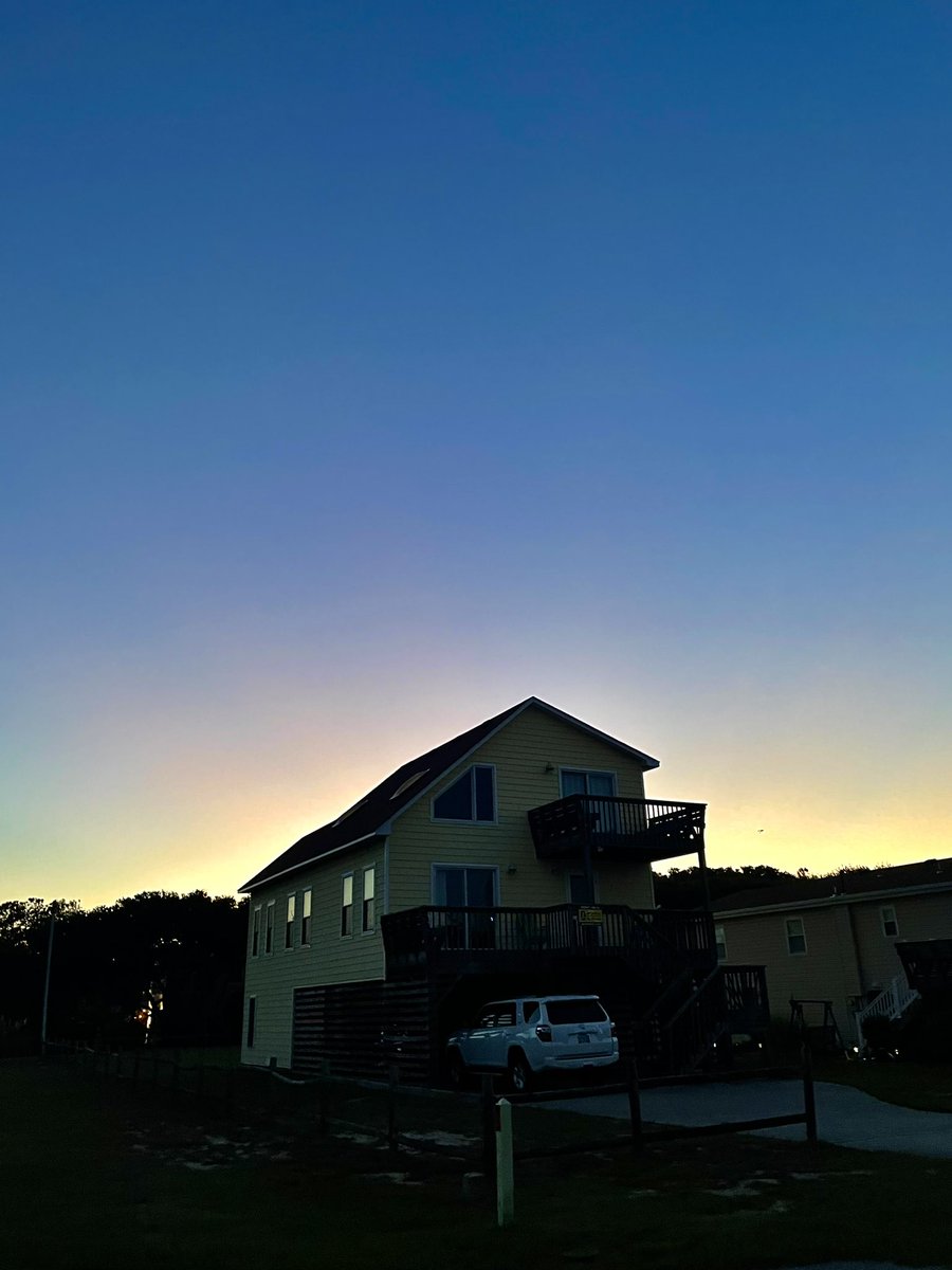 liz_veeuh's tweet photo. #sunset views over #beachhouses after the #windy #eveningwalk on the #beach (3/3)

#beachwalk #beachvibes #roughwaves #shorebreak #ocean #waves #ripcurrent #coastalfloodwarning #nagshead #nagsheadnc #outerbanks #outerbanksnc https://t.co/UZZmv45nzq