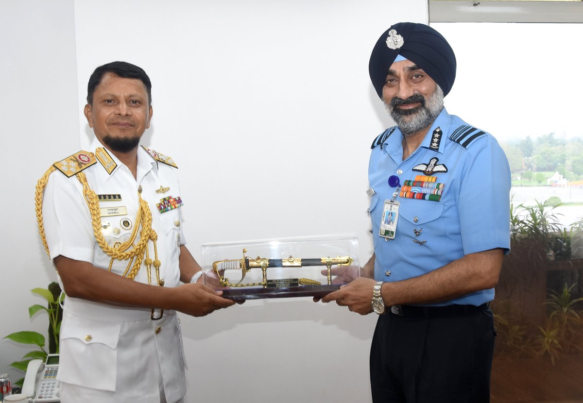 The Chief of the Naval Staff of #BangladeshNavy Admiral M Nazmul Hassan, called on the VCAS Air Marshal AP Singh in New Delhi.

They discussed various issues related to cooperation in the fields of Operations and Training.

#DiplomatsInFlightSuits