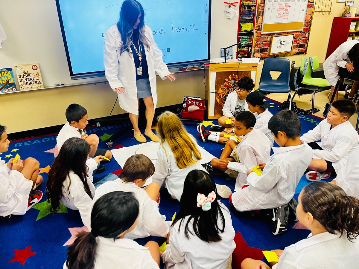 YvonneR30215912's tweet photo. Today, we focused on research! ❤️ @bowiechamps https://t.co/MI6mNzzI41