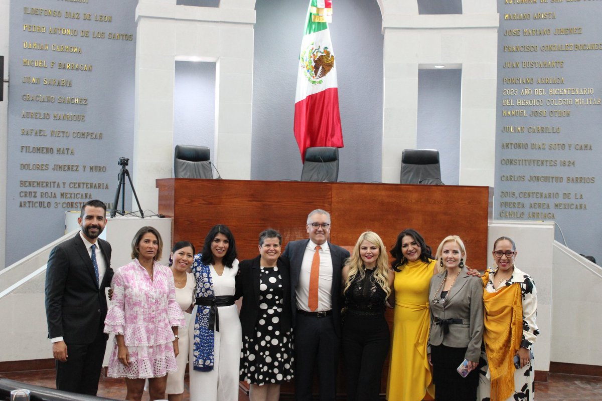 ElenaRamirezSLP's tweet photo. Quiero expresar mi profundo agradecimiento a mis colegas legisladores por su compromiso y a la ciudadanía por su apoyo constante.🧡

 Seguimos trabajando con determinación por el bienestar de las y los Potosinos. 🇲🇽💪 🟠🧡 https://t.co/ZxhmDTBE2V