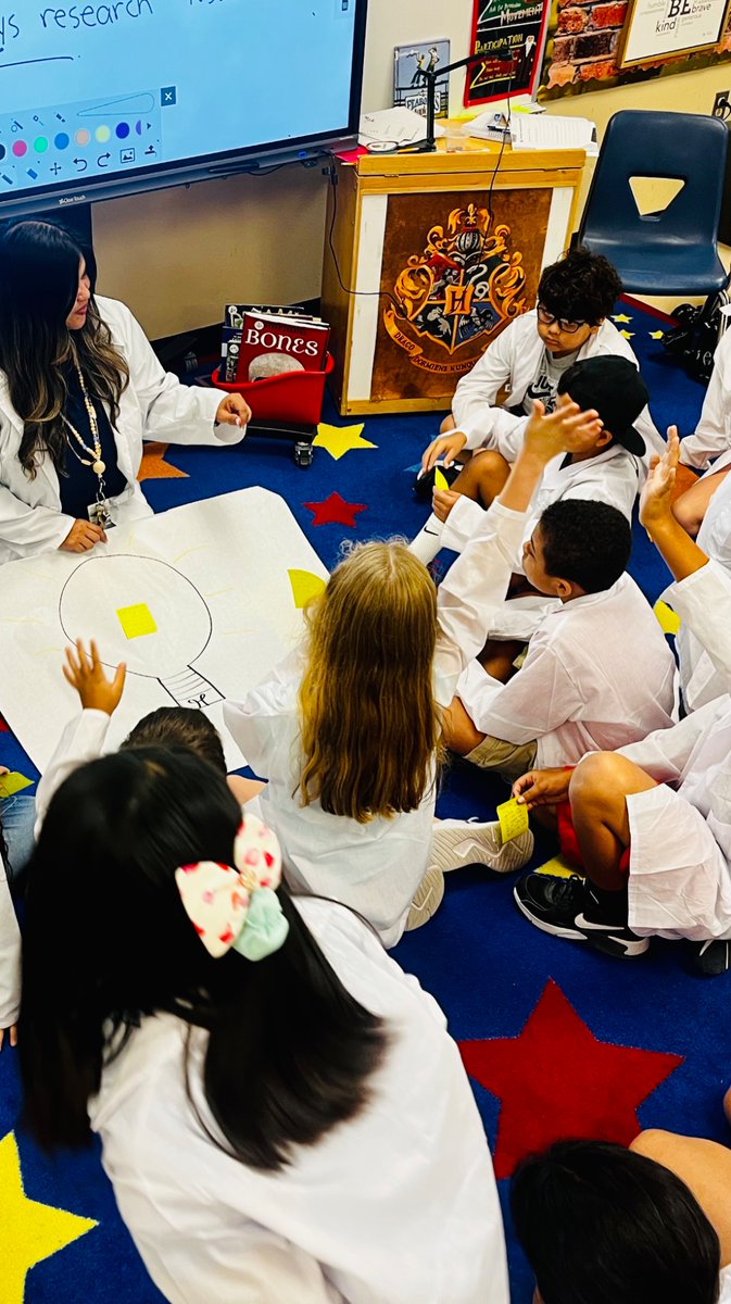 YvonneR30215912's tweet photo. Today, we focused on research! ❤️ @bowiechamps https://t.co/MI6mNzzI41