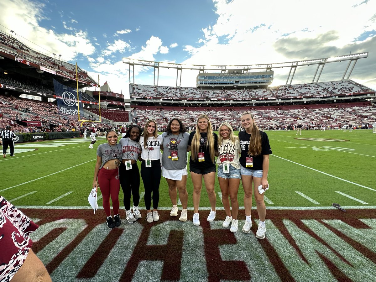ShaeAnderson24's tweet photo. Had a blast on my official visit to the University of South Carolina! Thank you @scsbcoach_bev @KatieRepole @epsteinhitting @KevinMaguireSB for an amazing weekend. #GoCocks #SpursUp 🤙🏼🖤❤️
@gaimpactcaymol @MoorparkHigh_SB https://t.co/BbYxmNNoKJ