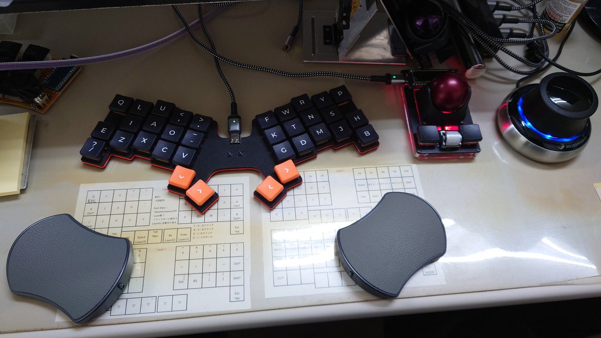 YRLYG99's tweet photo. 今日のセットアップ
#gku34 #trackball_module SpaceNavigatorを使用しています。
@JizaiStyle さんの可動式リストレストは、高さの調節ができるので、背の低い #gku34 でも使用できて、腕の移動が楽々😆 https://t.co/WErDMzZVzZ
