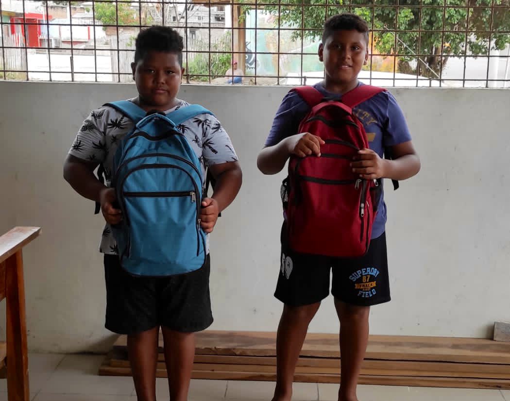 DHumanoEc's tweet photo. Realizamos la segunda entrega de kits escolares a 40 niñas, niños y adolescentes del Programa de Erradicación del Trabajo Infantil San Vicente - #Canoa, en convenio con la Arquidiócesis de #Portoviejo, para continuar apoyando el derecho a tener educación.
#NuestroTrabajoContinúa https://t.co/JvmukcIqPJ