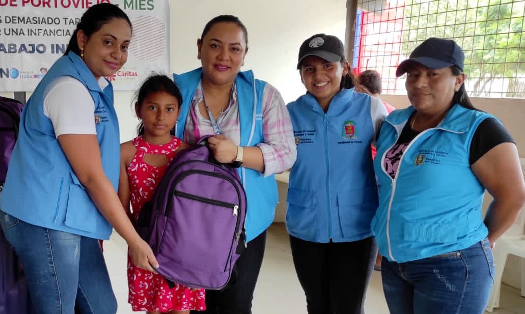 DHumanoEc's tweet photo. Realizamos la segunda entrega de kits escolares a 40 niñas, niños y adolescentes del Programa de Erradicación del Trabajo Infantil San Vicente - #Canoa, en convenio con la Arquidiócesis de #Portoviejo, para continuar apoyando el derecho a tener educación.
#NuestroTrabajoContinúa https://t.co/JvmukcIqPJ