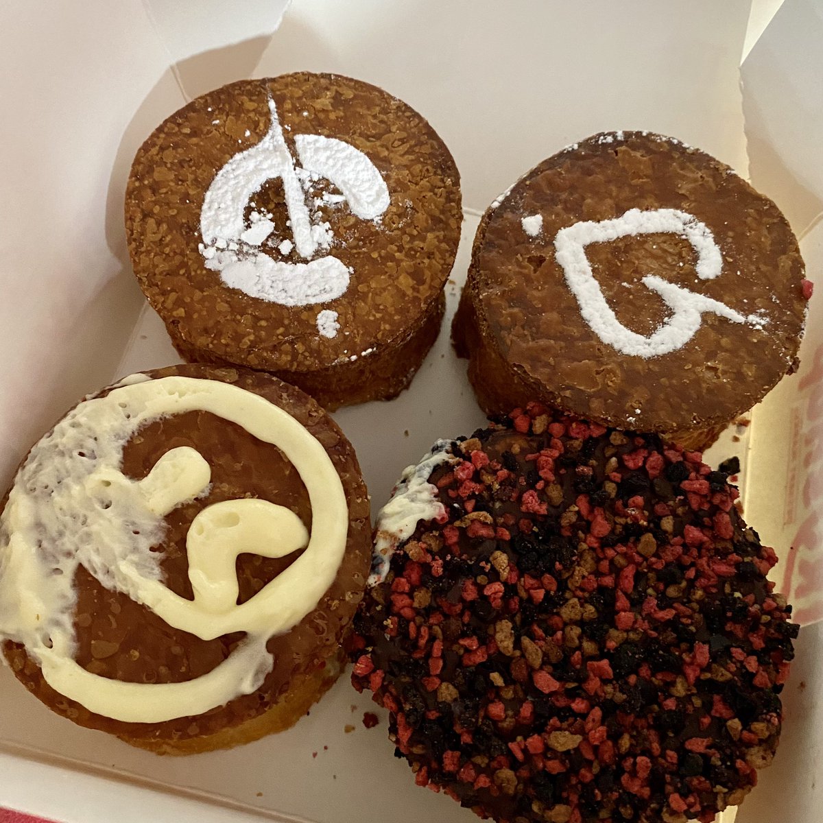 도넛 기욥다… 엽서는 성민이랑 원진이에요