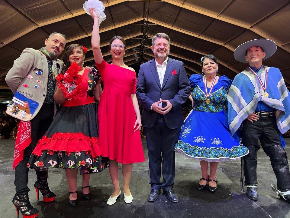 DignidadFabiola's tweet photo. Aprendí a bailar cueca ya estando ciega, y esto lo hago para demostrar a las personas con alguna discapacidad, que trabajando duro por lo que queremos lograr, ¡se puede! A disfrutar teniendo todas las precauciones necesarias queridas y queridos compatriotas ¡Viva Chile! ❤🇨🇱 https://t.co/zGPe4O44UX