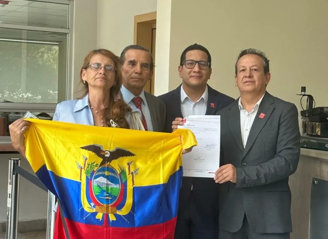 PSEcuatoriano's tweet photo. Hoy acudimos a la @CorteConstEcu y presentamos un amicus curiae sobre el Decreto-Ley para el Equilibrio, Organización y Transparencia de las Finanzas Públicas presentado por @LassoGuillermo el cual atenta contra los derechos de afiliados, jubilados y pensionistas del IESS. https://t.co/U0jRvfXXUE