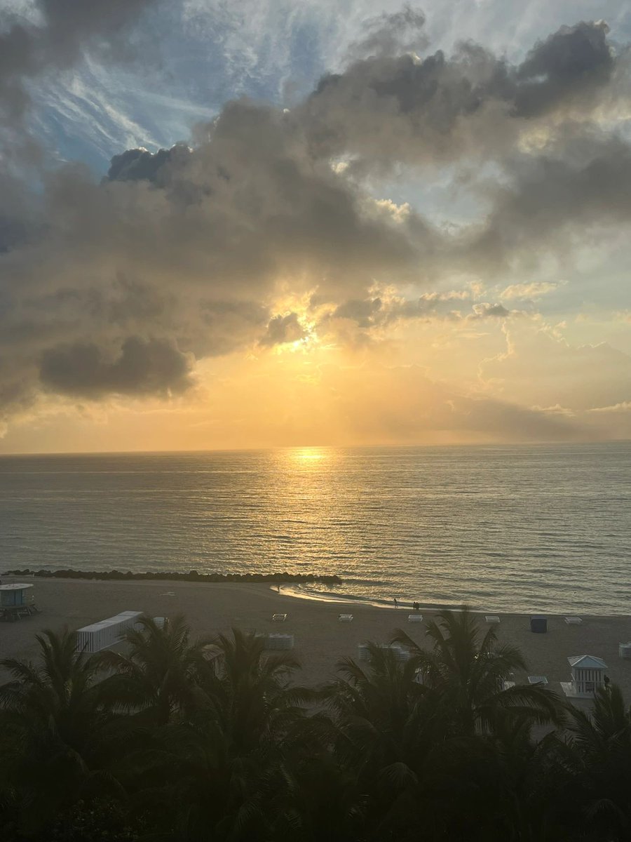 Adam85368955's tweet photo. sunrise and sunset https://t.co/hpN18KEnBG