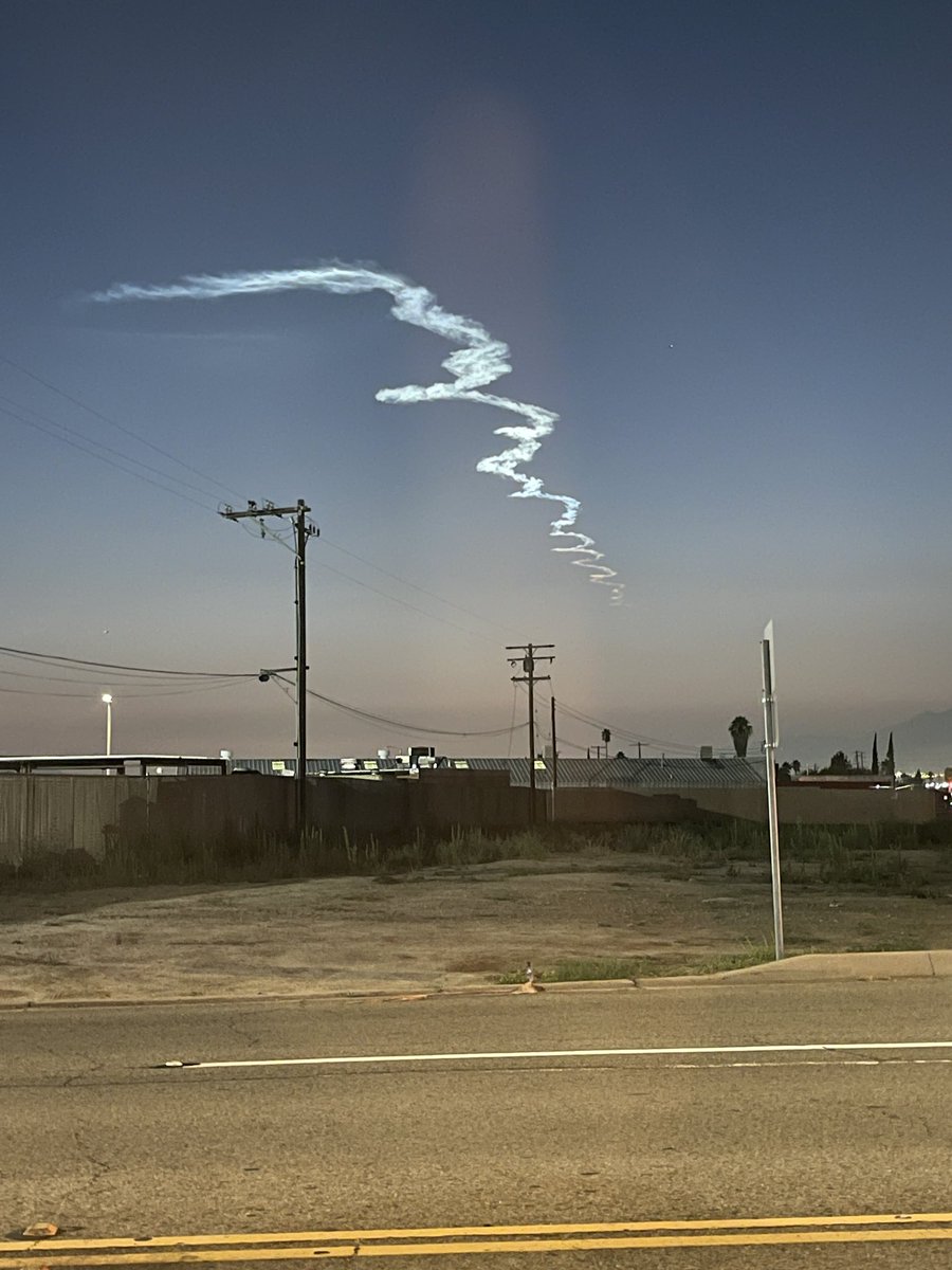 weareBREED's tweet photo. Did anyone in or around LA see something explode and fly high into the sky about 20 mins ago? @NBCLA @KTLA https://t.co/VZMUD4EUhO