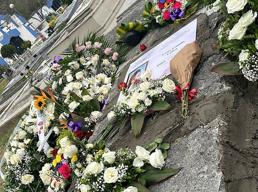 eluniversocom's tweet photo. Los restos de #LettyCando fueron enterrados en Loja, seis días después de su hallazgo en Quito https://t.co/AIaSQdFNWP https://t.co/whSKOalVhW